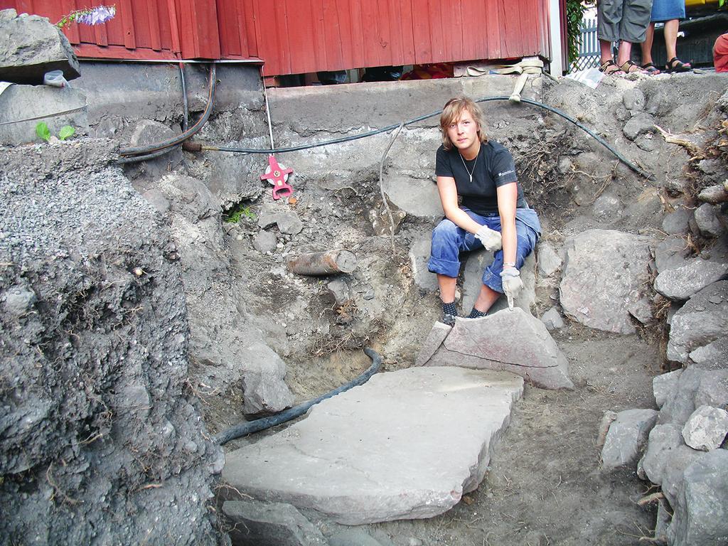 TORUN ZACHRISSON, CECILIA LJUNG & ANNA KJELLSTRÖM Figur 4. Gravmonumentet på Sigtuna museums tomt under utgrävning.