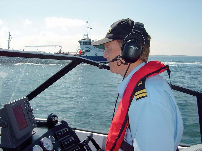 Årsredovisning 2004 Kustbevakningen utför kontroller av handels- och fiskefartyg till sjöss.