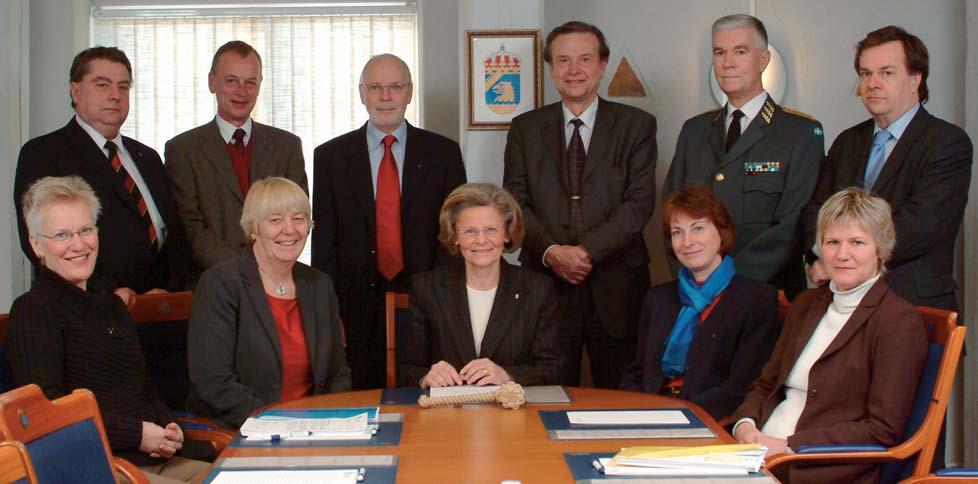 Årsredovisning 2004 Kustbevakningens styrelse: Fr. v, stående: Björn Hartvigsson, Johan Franson, Staffan Schyberg, Erling Bager, Hans Berndtson och Daniel Samuelson Fr. v. sittande: Åsa Lindestam, Christina Salomonson, Marie Hafström, Jill Bilje och Ann-Marie Begler.