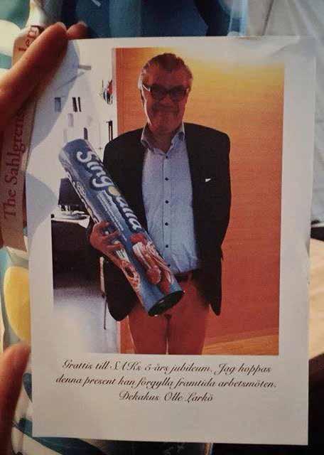 Även en pin i guld och silver togs fram, vilken ska bäras av personer som suttit eller sitter i Styrelsen.