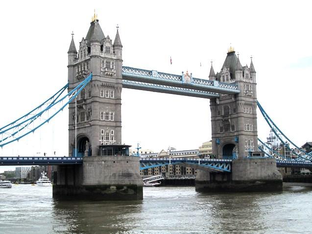 Andra kända sevärdheter i London är Tower Bridge och London Eye. Stonehenge är en märklig stensättning i södra England. Stenarna restes för över 4 000 år sedan.