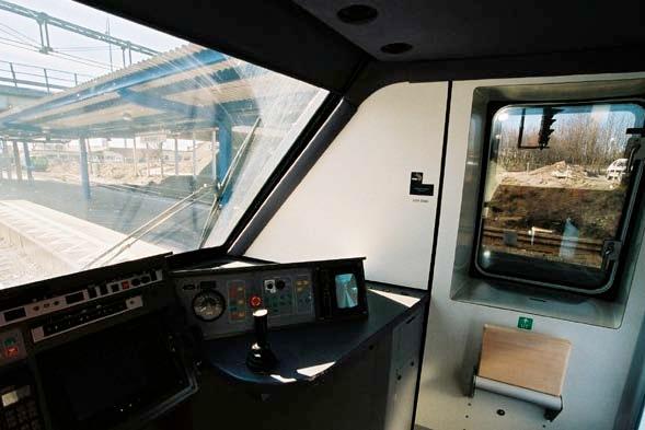 41 Bild 8. Bilden visar förarhytten på X51 Regina och är tagen från förarstolen. Frontrutan, den breda sidostolpen och sidorutan syns på bilden.