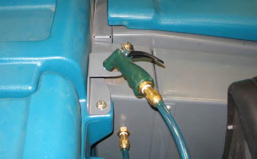 En sprutstav medföljer handsprutan. OBS: Se till att det INTE hamnar vatten på elektroniska komponenter när du rengör maskinen med handsprutan.