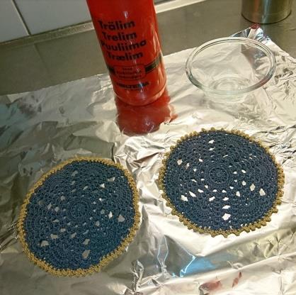 Stärkning: Jag lägger upp en bit aluminiumfolie på köksbänken. Blandar i en liten skål lika delar trälim och vatten.