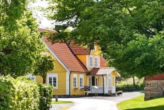 BROFÄSTET 11 Kålle ska bli Sjönevads egne Kalle på Spången En dröm går i uppfyllelse för Kålle Gunnarsson när han nu tar över driften av restaurangen på anrika Sjönevads Gästis.