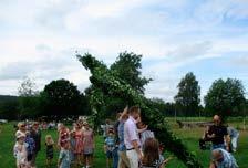 Klockan 14 reses midsommarstången och i år blir det dans till levande musik.