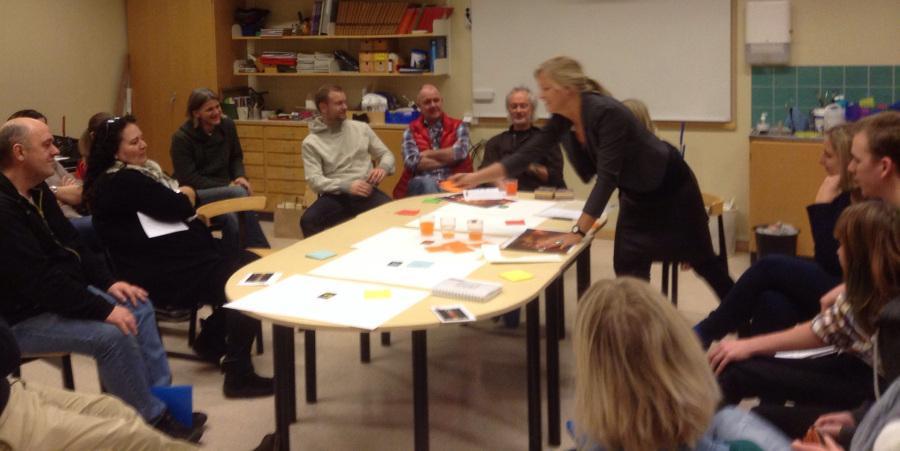 Workshop I Ca 20 pers. delas i tre grupper. Övningsmaterial och uppgiftsbeskrivning ligger vid ett hämtbord. Man uppmanas välja var man vill göra övningen.