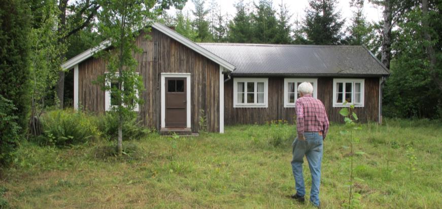 Den gamla enkelstugan finns också kvar i stort sett i