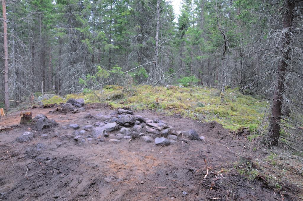 8 ARKEOLOGISK RAPPORT 2013:16 figur 4. Den kvadratiska stensättningen med den nyupp- täckta graven i förgrunden.