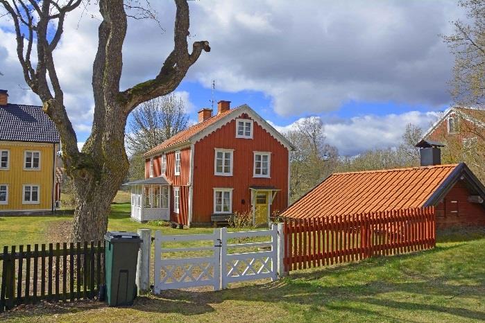 ÖB: Möblerbar hall Sovrum 2 har fönster i tre väderstreck och braskamin, kan delas till två sovrum. Sovrum 3 har rörspis (används ej). Sovrum 4 har rörspis.