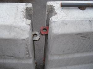 2013:01 GP-link skyddsbarriär Installation Varje barriär har en sida med gråa och en sida med röda skarvöglor för att kunna sammakopplas med en låspinne mellan varje