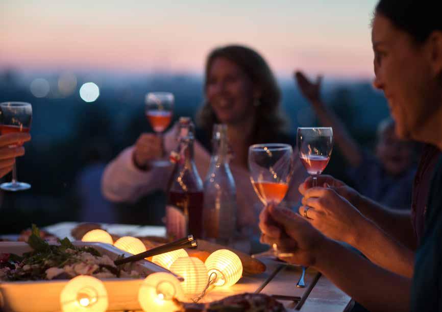 Ny rubrik. De ljumma sommarkvällarna I sällskap med goda vänner skapas de finaste minnena.