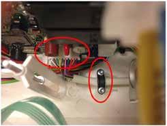 .5 Byta ut handkontrollen Roomer S SV Se till att batterierna är frånkopplade eller att nödstoppsbrytaren är aktiverad.