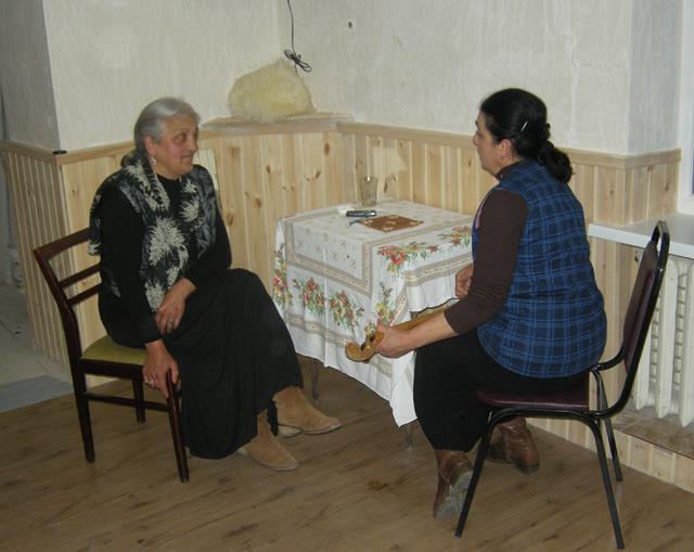Veckan innan hade det funnits rätt många men nu var de helt väck. På kvällen åt vi på vårt lilla guesthouse då spelade Georgiska sånger.