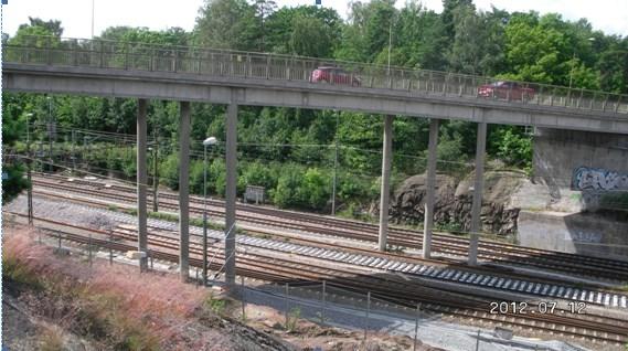Sida 3 (11) Bron över järnvägen sedd norrifrån Trångt för gående och cyklister Den totala utgiften för de föreslagna