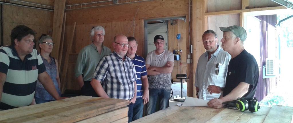 Kommunen besökte företagen inom gröna näringarna på landsbygden Per Govertsson på Högbrons Såg berättar om sin verksamhet som idag inriktat på att producera lärkträ till kunder både i Sverige och