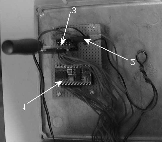 3 IMPLEMENTERING Industriprojekt ISY Figur 8: Under huven på mottagarenheten. 1 Basic Stamp II, 2 Spänningsregulator, 3 Radiomottagare.