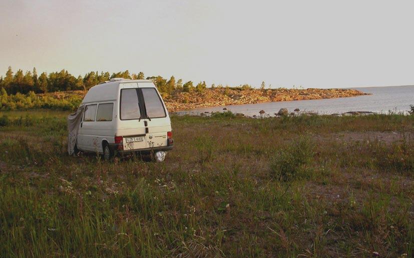 Ent. Tidskr. 129 (2008) Anmärkningsvärda fynd av småfjärilar i Sverige 2007 Figur 14. Skjutfältet i Rossholm. Efter nerläggning har temporärt utvecklats en rik flora och fauna med bl.a. gullrisfrövecklare, Eucosma suomiana, ängsskäreplattmal, Agonopterix bipunctosa, och kärrantennmal, Nemophora minimella.