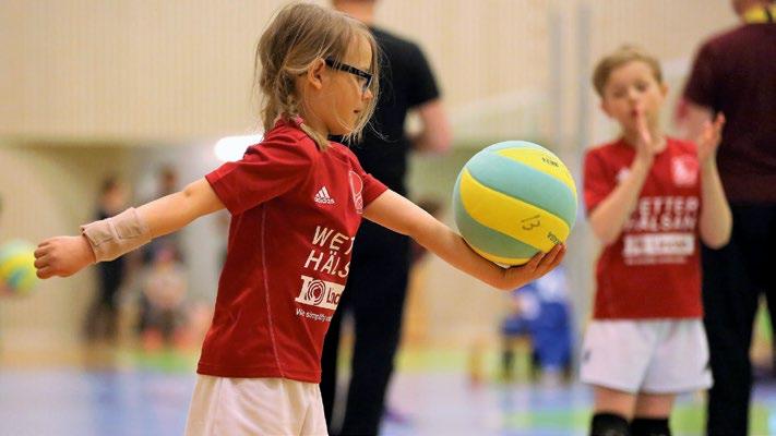 Kidsvolley - världens bästa sport för barn Vadå världens bästa sport för barn? Volleyboll kan ju inte ens spelas av barn, det är alldeles för svårt!