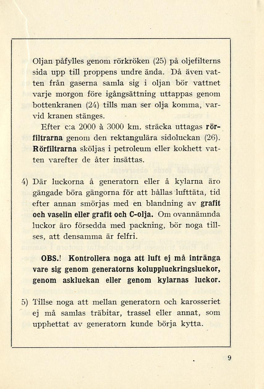 Oljan påfylles genom rörkröken (25) på oljefilterns sida upp till proppens undre ända.