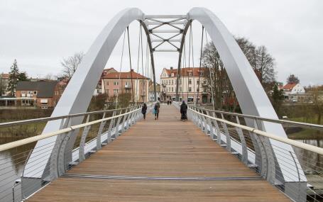 Tullportsbron o Gång- och cykelbro o Förbinder