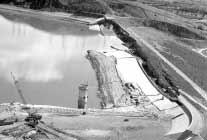 Människan är mest känslig för svängningar i kroppens längdriktning Figur 5.2 Liquefaction vid dammen i San Fernando. http://www.ce. washington.