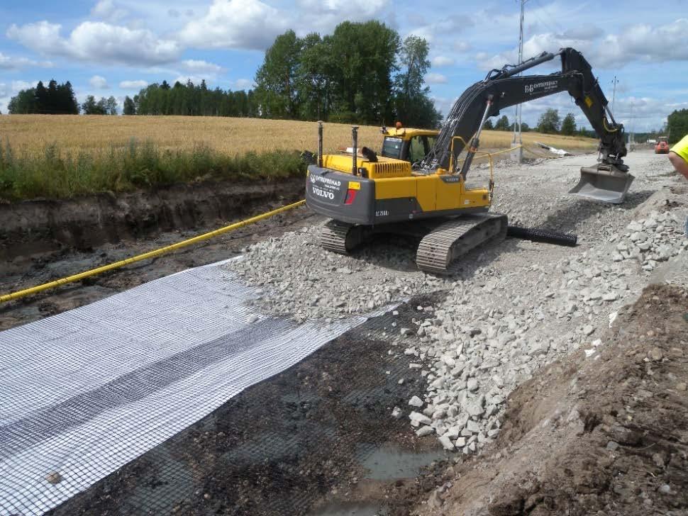 underballasten läggs 0,5 m makadamballast. I Figur 3-35 visas urgrävning och återfyllning på urgrävningssträckan 413+490 414+330.