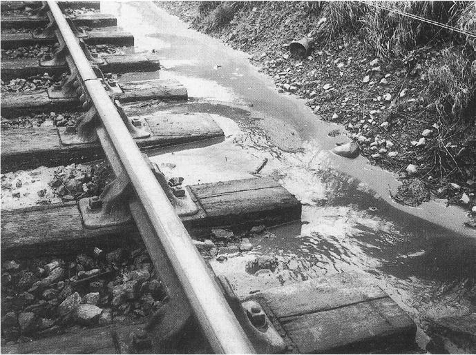 Figur 2-34 Finmaterialvandring (Selig / Waters, 1994). 2.2.8 Tjäle Tjällyftning leder till ojämna lyftningar av spåret i samband med tjälningsperioden och ojämnheter i spår i samband med efterkommande tjällossningsperiod.