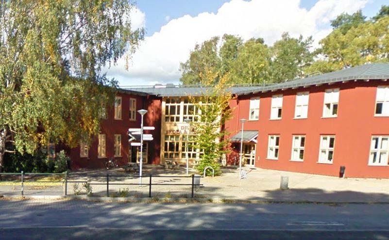 100 (105) Djuröskola 1. Skolans namn Djuröskola Byggd 1961, ombyggd 1997 Djurö 4:377 Sollenkrokavägen/Högmalmsvägen 6863 kvm BRA + sporthall 1435 kvm BRA 5. Nuvarande elevantal 340 elev 6.