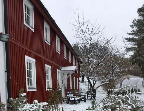 56 (105) Solbacken förskola 1. Förskolans namn Solbacken förskola samt Annexet Byggd 1970 Mörtnäs 1:203 Mörtnäsvägen 23-25 1516 kvm BRA 5. Nuvarande barnantal 147 barn 6.
