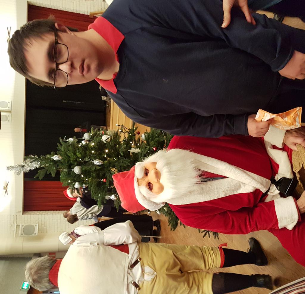 6 Huddinge God fortsättning på 2018! I Huddinge avslutade vi året med att bjuda in till julbord med dans.
