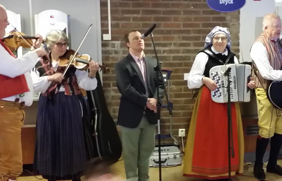 Sollentuna-Väsby Gemensam julgransplundring med Sigtuna lokalförening. Söndagen den 14 januari anordnade de båda föreningarna den traditionsenliga julgransplundringen i Märsta.