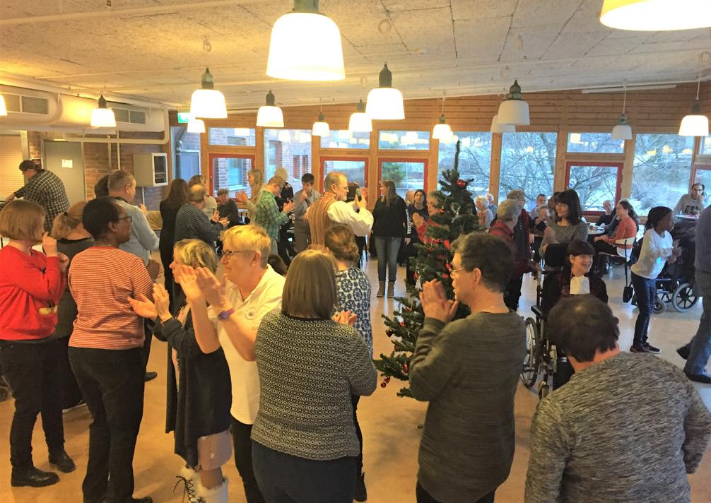 Det serverades kaffe, bullar och frukt till ackompanjemang av Märsta Folkdansgille som bjöd på en aldrig sinande ström av julmusik.