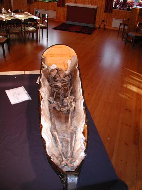 Figur 3. Ackjan med de ilagda skelettresterna. Bild hämtad från spår från 10 000 år. När ackjan placerats i graven täcks den med näver, stenhällar och jord.