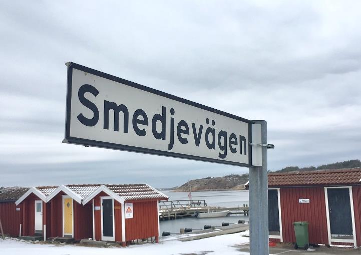 Bild till vänster: Lilla stugan, sk matboden I Kämpersvik finns numera en väg som heter Smedjevägen.