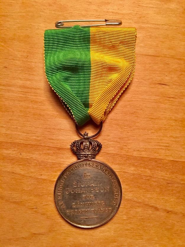 Under mitt arbete med att försöka ge en bild av smeden har jag hittat en medalj som han fått från Kungliga Patriotiska Sällskapet för långvarig och trogen tjänst.