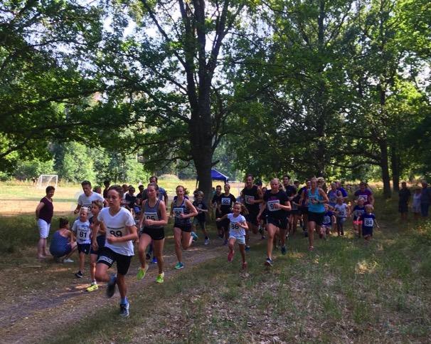 Mefjärdsjoggen Den 28 juli fylldes midsommarängen av en stor hejarklack och springsugna löpare som skulle ge sig ut på årets Mefjärdsjogg.