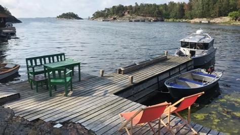 Familjen Roos (1:10) Mikael och Kerstin Roos heter vi och vi tog över tomten 1:10 på Krokholmen på senvåren 2018.