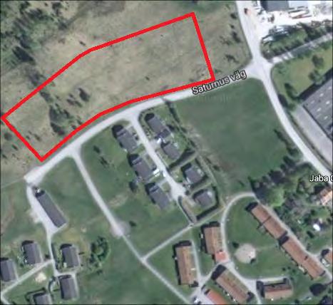 I gällande detaljplan medges byggnation av enfamiljshus i ett plan och med en största byggnadsyta om 200 kvm.