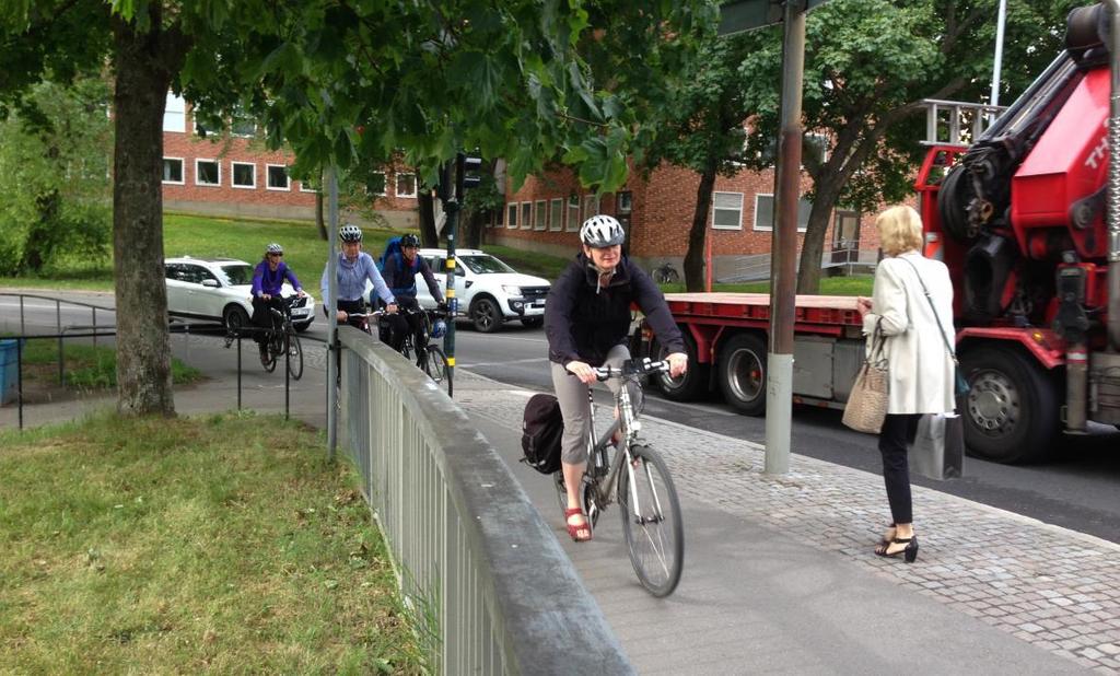 Hastigheterna är ofta höga eftersom båda cykelbanorna kommer med utförsbackar. Särskilt problematiskt blir det eftersom ytorna för fotgängare är otydliga.