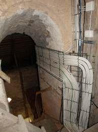 Därifrån leddes ledningen ned likt befintlig ledning i trappan till läktaren och vidare ut i kyrkans utrymmen. Ingen håltagning i murar krävdes inne i kyrkan.