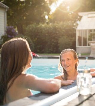 POOL Åtta lektioner för att nå din po Feel the pleasure of premium. Redan mot fotsulan. Glasfiber är det absolut skönaste material du kan ha mot din hud när du badar.