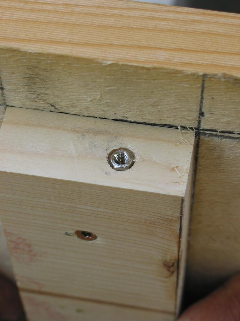 Montera locket på lådan och skruva fast det med låskruvarna, observera att låsskruvarna inte