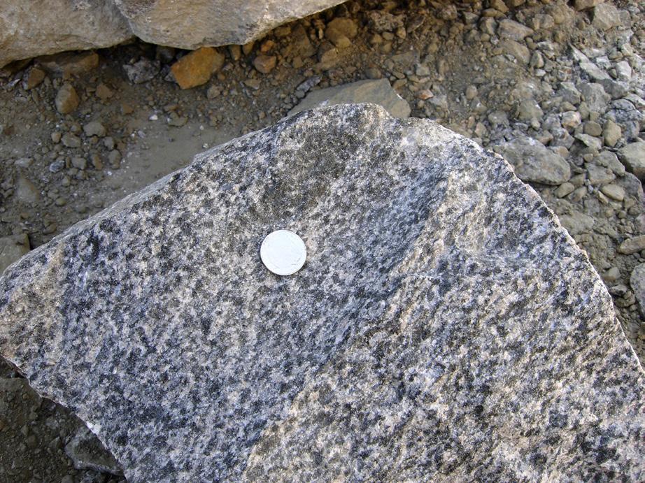 Berggrunden inom den västra delen domineras av en starkt gnejsig berggrund med varierande ådring.