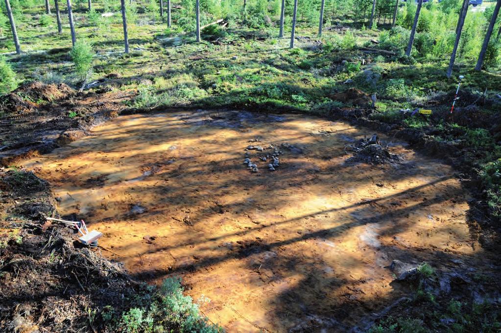 8 ARKEOLOGISK RAPPORT 2014:41 figur 4. Den framschaktade ytan med gravanläggningen i mitten. Foto från nordost. verksamhet skadat gravfältet och där det finns uppgifter om fynd redan under 1800-talet.