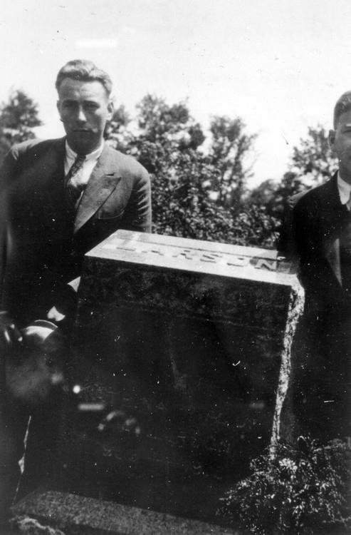 Katarina Janssons gravsten. Fotot taget i USA. Ovanpå gravstenen står LARSEN.