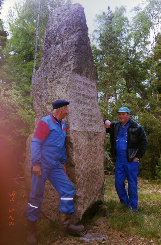 Tryggve Eriksson, Binäs nr 43 och Bengt Eriksson, Rotenäs nr 10, står vid stenen som