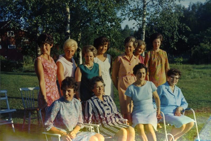 Kusinträff. Elsy Eriksson, Vänersborg, Stina Eriksson, Tjärtakan nr 14, Lily Zetterdal, Siviken, Ingrid Säterskog, Vänersborg, Karin Eriksson, Uddevalla. Okänd.