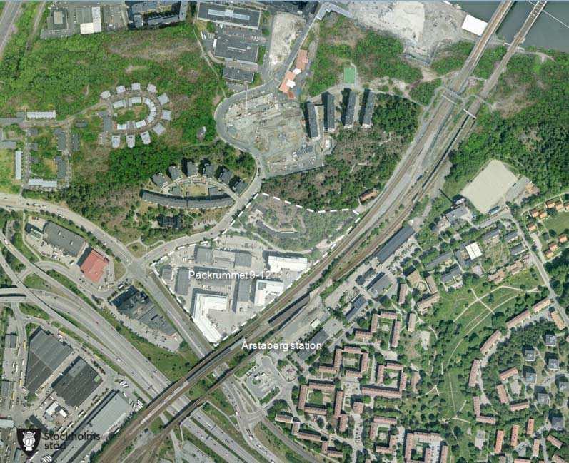 Sidnr: 4 Figur 1-2: Detaljplanområdet Packrummet 9-12:s läge i Årstaberg. I nordost skymtar Årstaviken. 1.2 Bakgrund EUs Vattendirektiv och Stockholms dagvattenstrategi m.m. EU:s ramdirektiv för vatten och vidare Vattenmyndighetens förslag till åtgärdsprogram, kommer att påverka hur och var dagvatten kan släppas ut till recipienter.