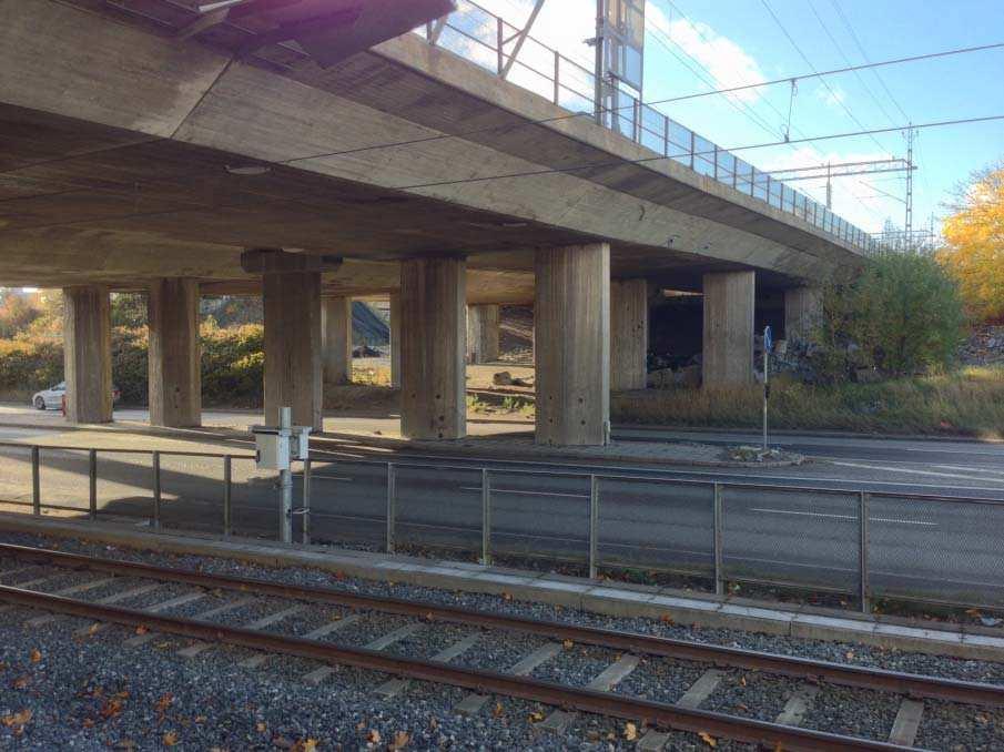 Sidnr: 7 Enligt uppgift från verksamma på plats kan dagvattenbrunnarna långt ner i systemet ha svårt att svälja allt vatten vid riktigt mycket och ihållande regn.